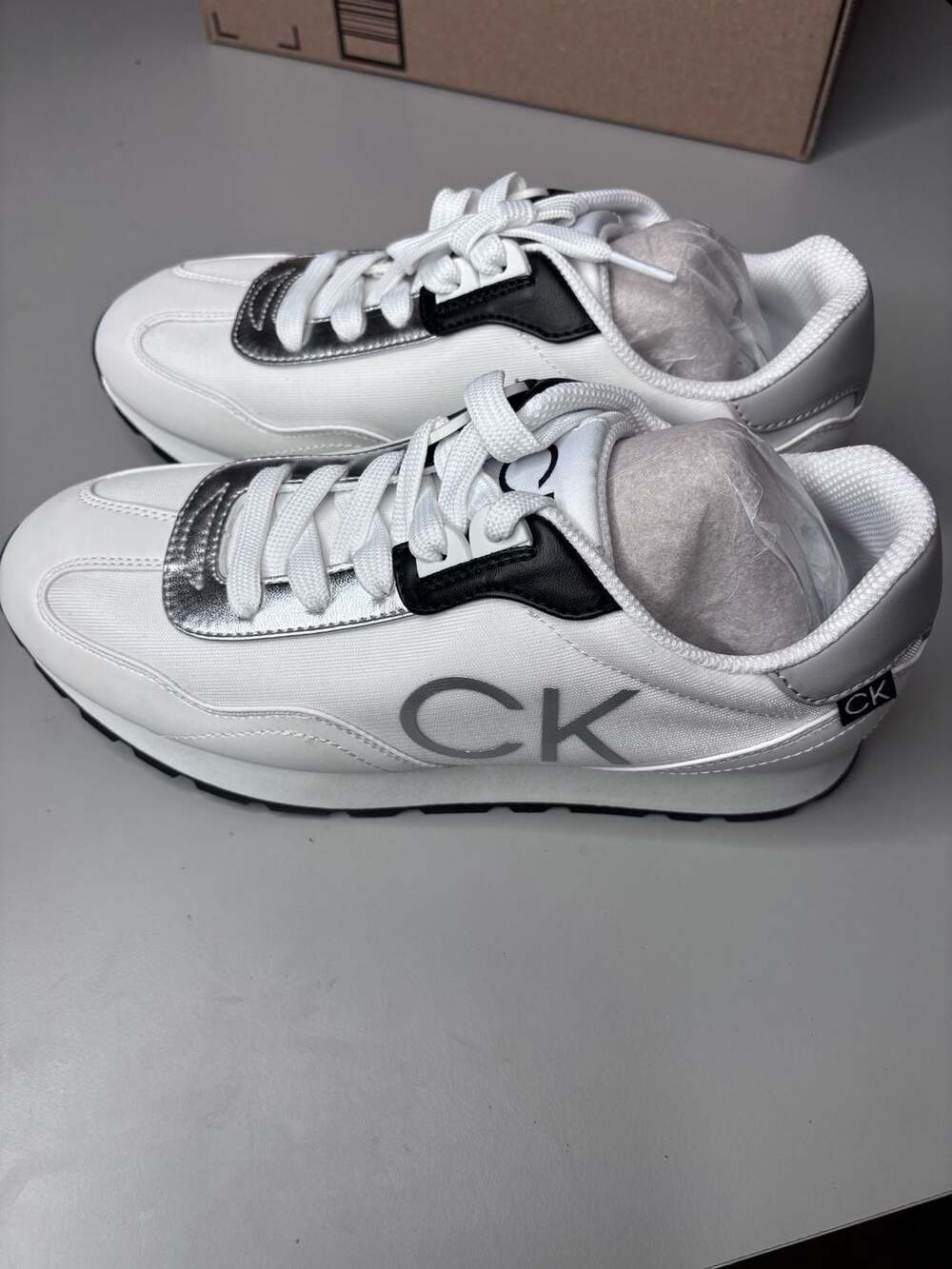 Calvin Klein Women's Caden 2 Casual Fashion Sneakers size 8